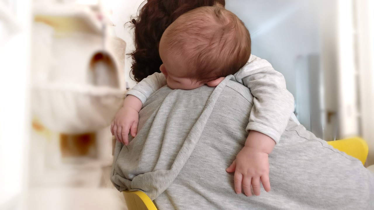 唐山孕妈供卵生的宝宝:孕妈供卵生的宝宝奶粉喂奶姿势图解(孕妈供卵生的宝宝吃奶粉喂养方式)